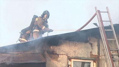 Постройка во дворе частного дома загорелась в Златоусте