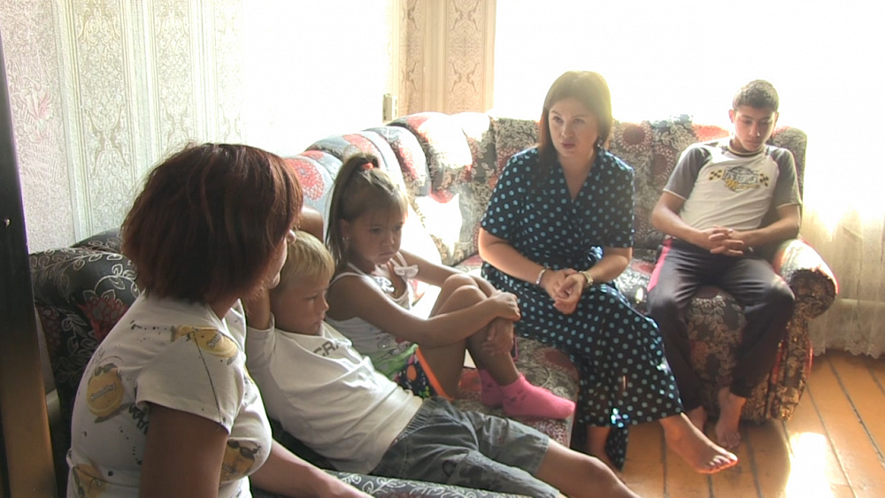 Многодетную семью пытаются выселить из дома соседи