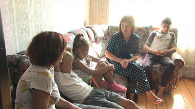 Многодетную семью пытаются выселить из дома соседи