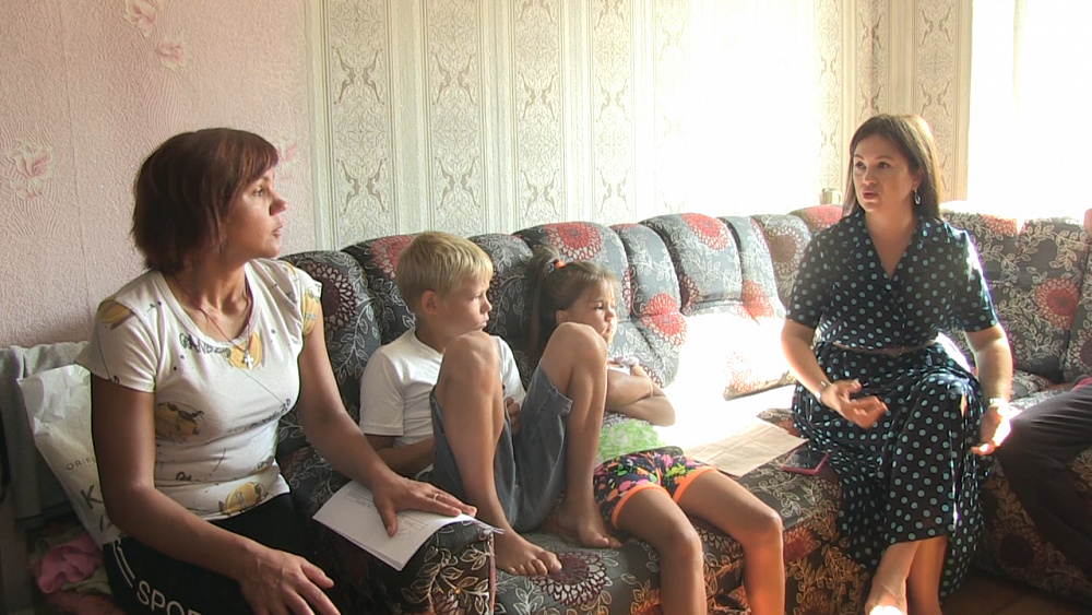 Многодетную семью пытаются выселить из дома соседи