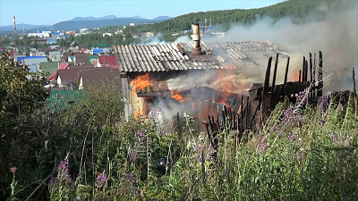 Горящая баня уничтожила два частных участка в Златоусте