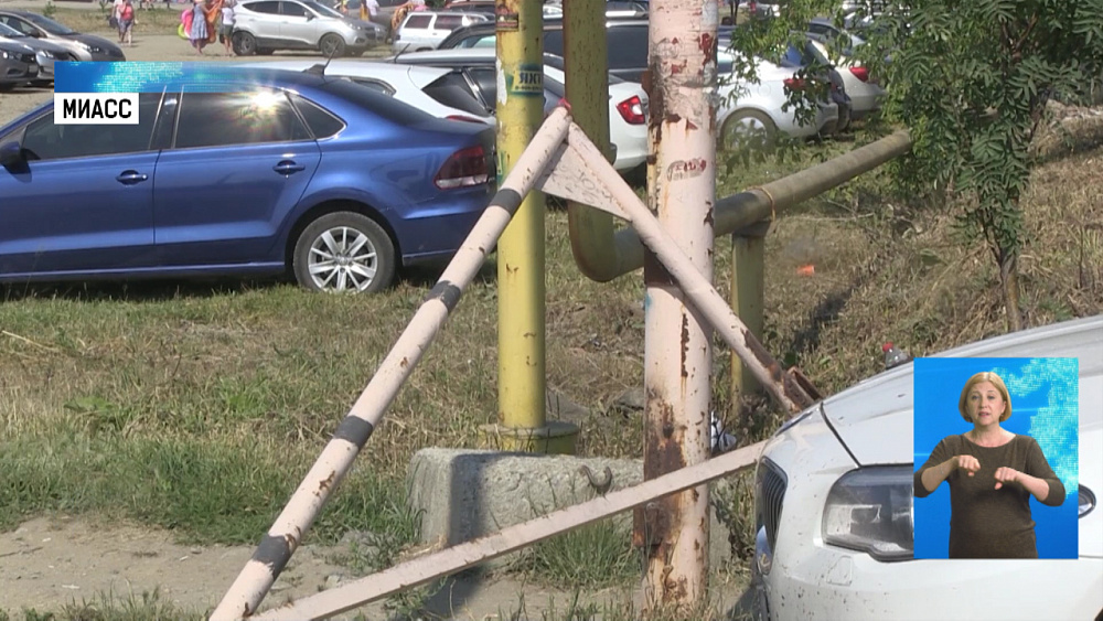 Туристы сломали шлагбаум возле Тургояка