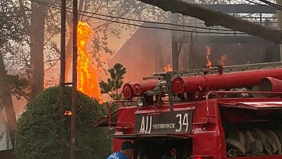 В Челябинске загорелся ангар с древесиной