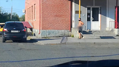 В Озёрске на видео сняли мужчину, который нагишом гулял по улице