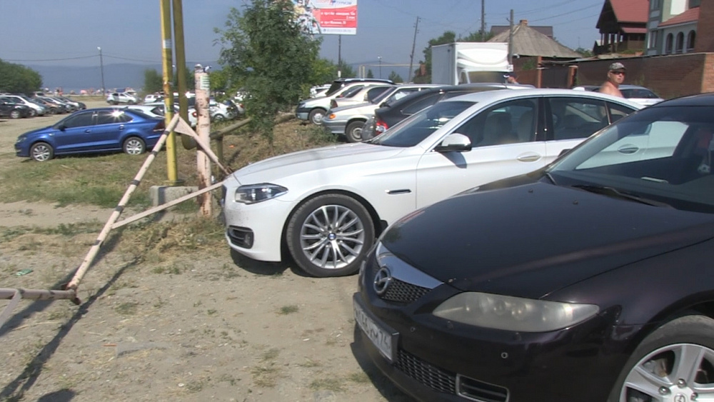 Туристы сломали шлагбаум возле Тургояка