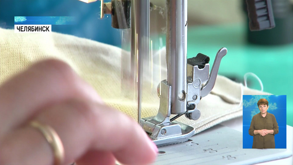 Челябинка шьёт маски для медиков из Москвы