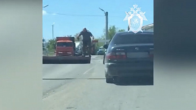 Мужчина вступил в бой с железнодорожным переездом