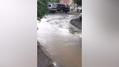 Техногенный ручей появился на улице Салавата Юлаева