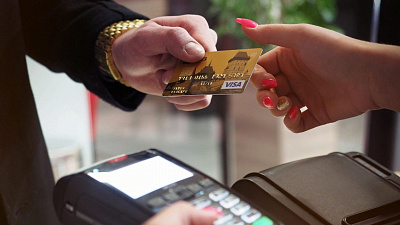 Жители Челябинской области всё чаще оплачивают покупки и услуги банковскими картами