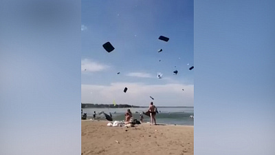 Летающие матрасы сняли на видео на одном из челябинских пляжей