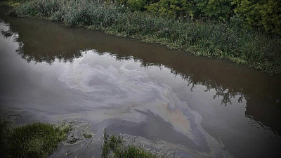 В пятне от горюче-смазочных материалов, появившемся в реке Миасс, разбирается Минэкологии