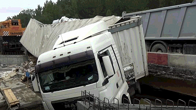 Фура перевернулась на трассе в Челябинской области