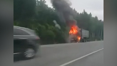 Мусоровоз загорелся на трассе М-5: видео очевидцев