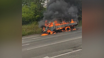 На Свердловском тракте сняли видео горящей ГАЗели