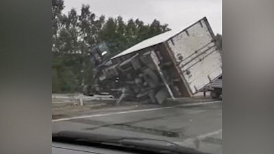 Видео с перевёрнутым грузовиком на трассе Челябинск — Троицк