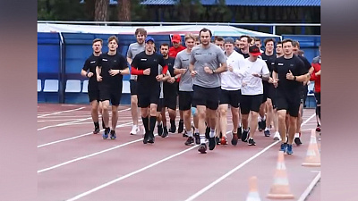 Хоккеисты «Трактора» пробежались под дождём: видео со стадиона