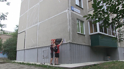 В Миассе закрашивают незаконную рекламу на домах