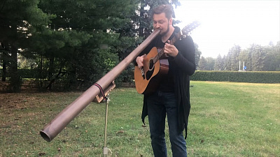 Челябинский музыкант играет на двух инструментах одновременно: видео с выступления Челябинский музыкант играет на двух инструментах одновременно: видео с выступления