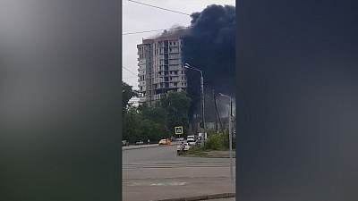 Пожар в долгострое, в центре Челябинска попал на видео