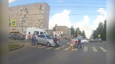 ДТП, в котором пешеход пострадал меньше всех: видео очевидца