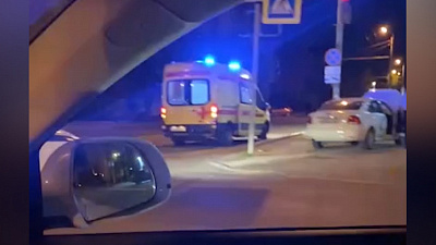 Таксист вылетел на тротуар в центре Челябинска: видео очевидцев