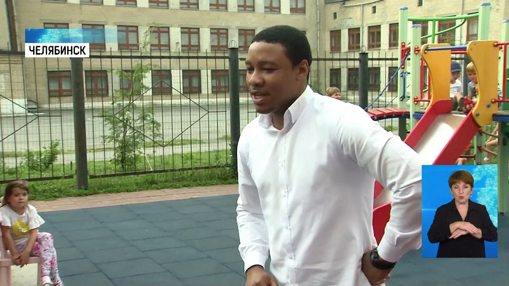 Гость из Африки учит языку челябинских малышей