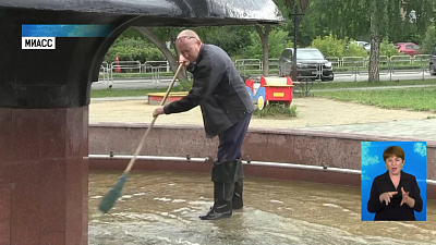 Из-за мусора фонтан в Миассе работает вполсилы