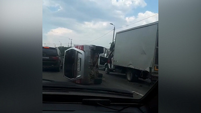 От удара упал на бок: видео аварии на автодороге Меридиан
