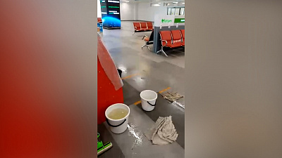 «Игорь потёк»: видео коммунального потопа в новом аэропорту Челябинска