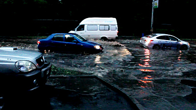 Испытание водой по-челябински: видео плывущих машин после ночного ливня