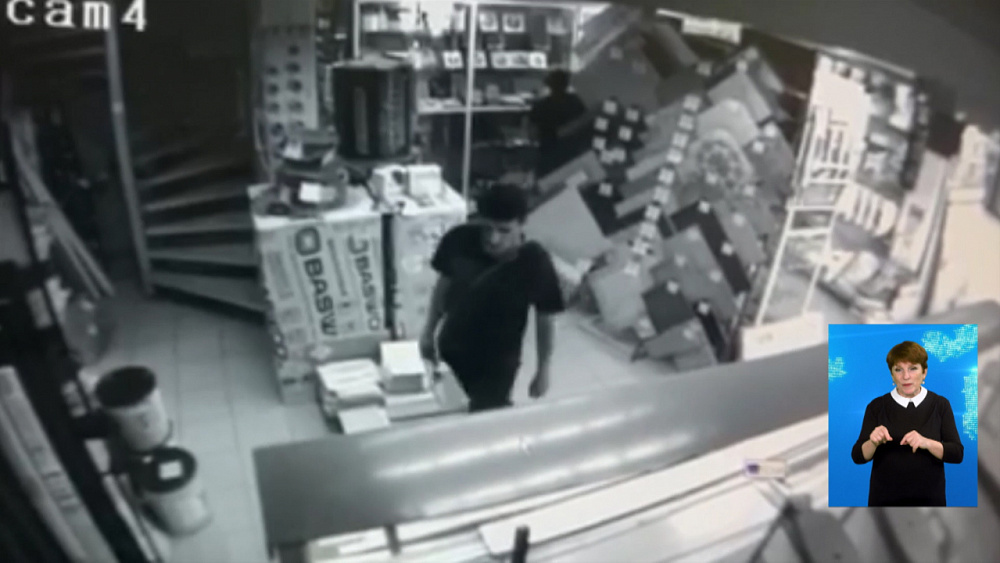 Южноуралец украл ноутбук у продавца магазина