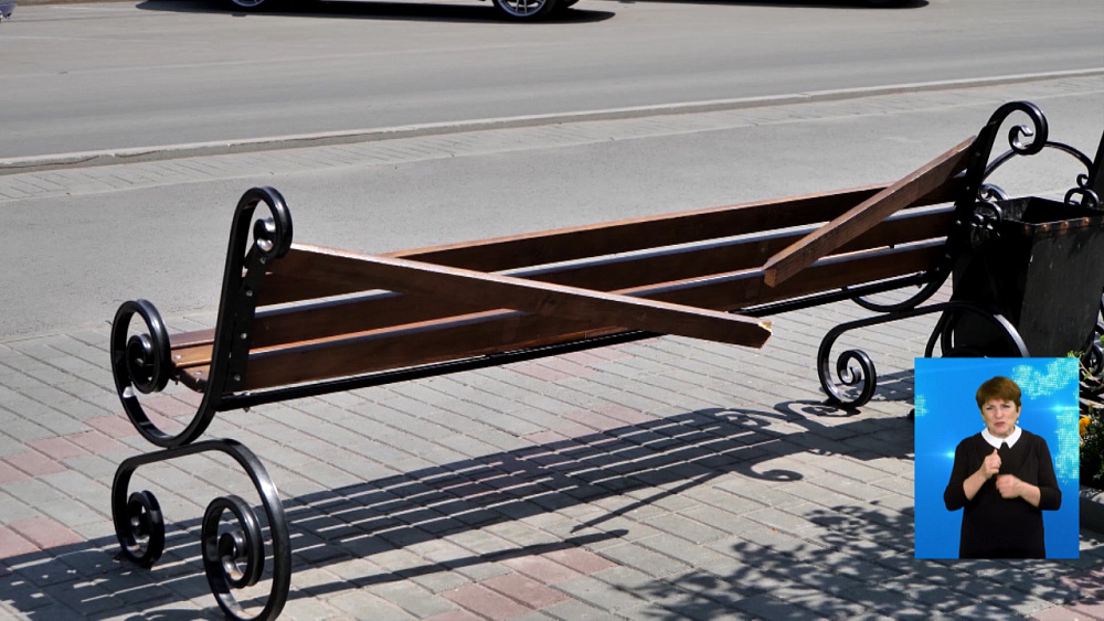 Неизвестные разгромили сквер в Троицке