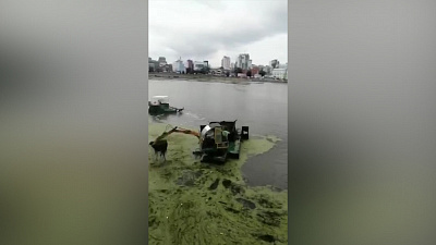 Плавучий экскаватор попал на видео в центре Челябинска Плавучий экскаватор попал на видео в центре Челябинска