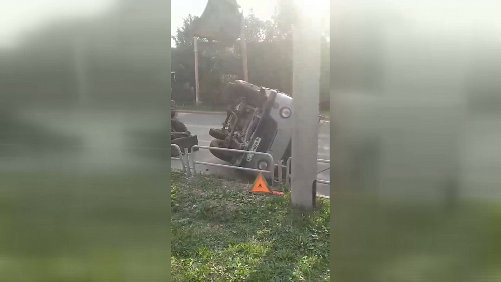 Экскаватор поднял перевернувшийся после ДТП автомобиль