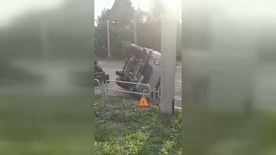 Экскаватор поднял перевернувшийся после ДТП автомобиль