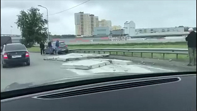 Бетонная плита рухнула с погрузчика прямо на дорогу: видео очевидцев
