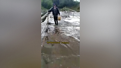 Видео затопления пешеходного моста в Златоусте