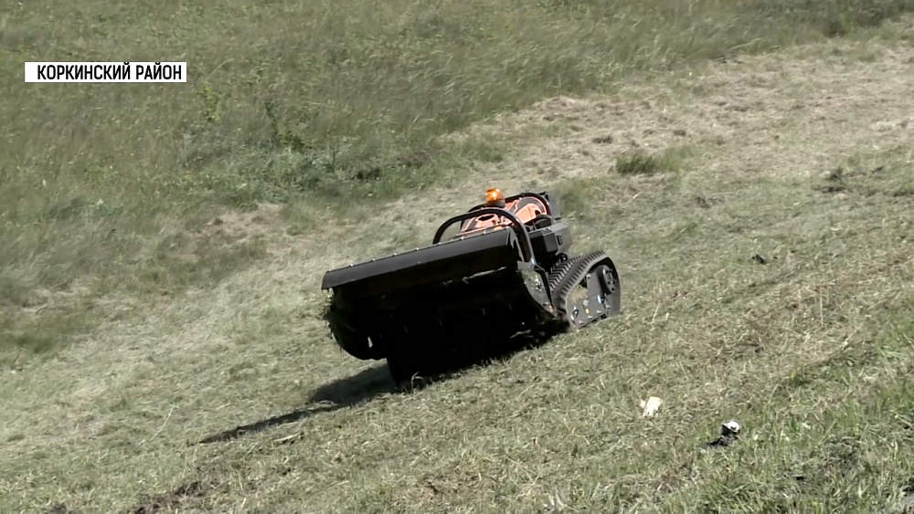 Траву возле федеральных трасс косит робот