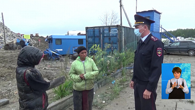 Полицейские проверяют мигрантов