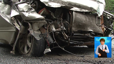 Лоб в лоб столкнулись легковушка и фура