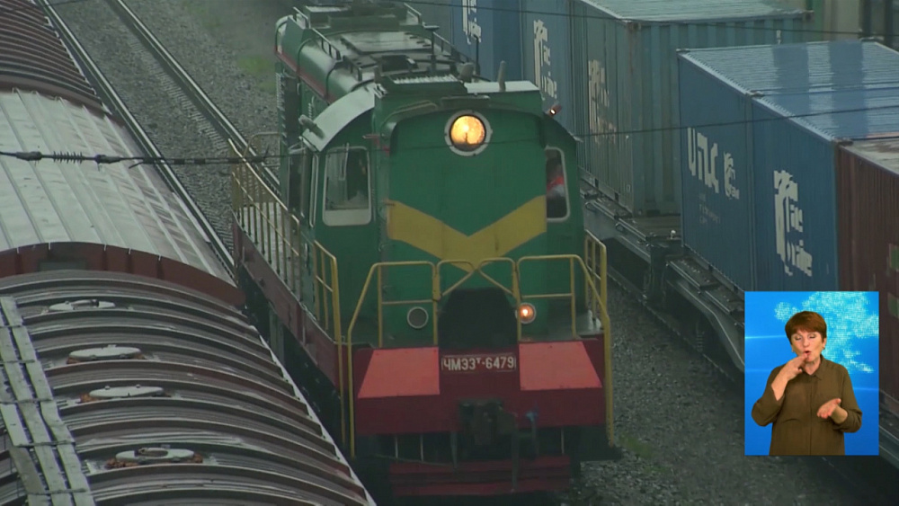 Поезд чуть не сошел с рельс из-за детей