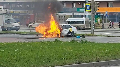 На Братьев Кашириных загорелось такси: видео пожара