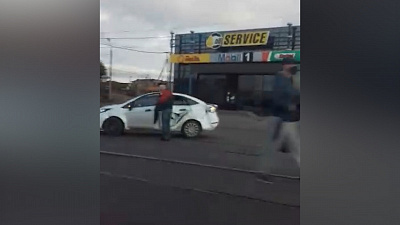 Трамвай протаранил Форд: видео из Магнитогорска