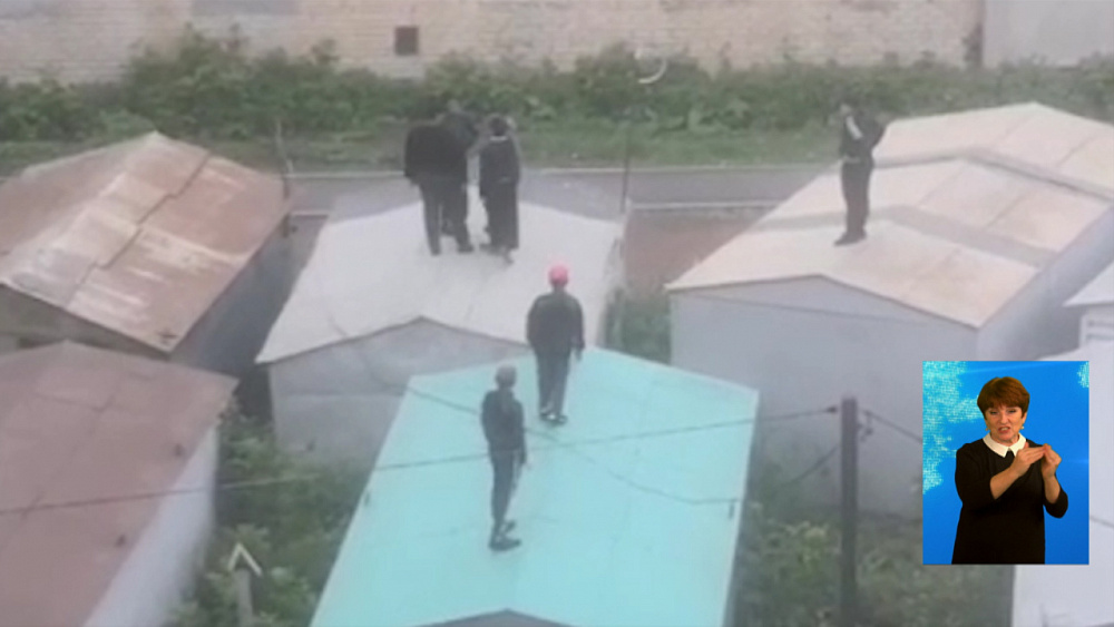 Дети играли под электрическими проводами