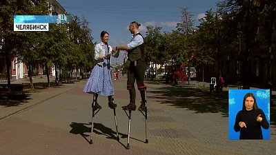 По Челябинску гуляют великаны