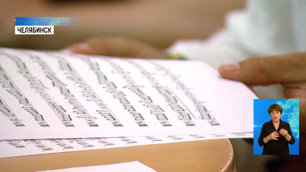 В симфонический оркестр набирают музыкантов