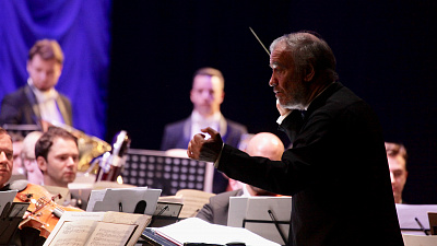 Симфонический оркестр Мариинского театра вышел на сцену для южноуральских медиков