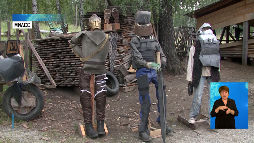 Житель Миасса сделал деревянных байкеров