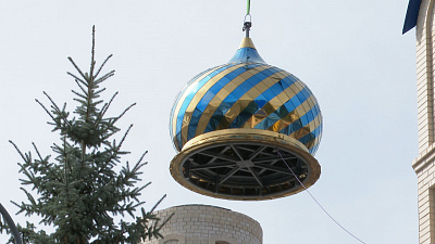 Видео установки крестов на храм в честь иконы Божией Матери «Нечаянная радость»