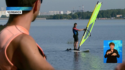 Крымский сёрфер учит кататься на доске